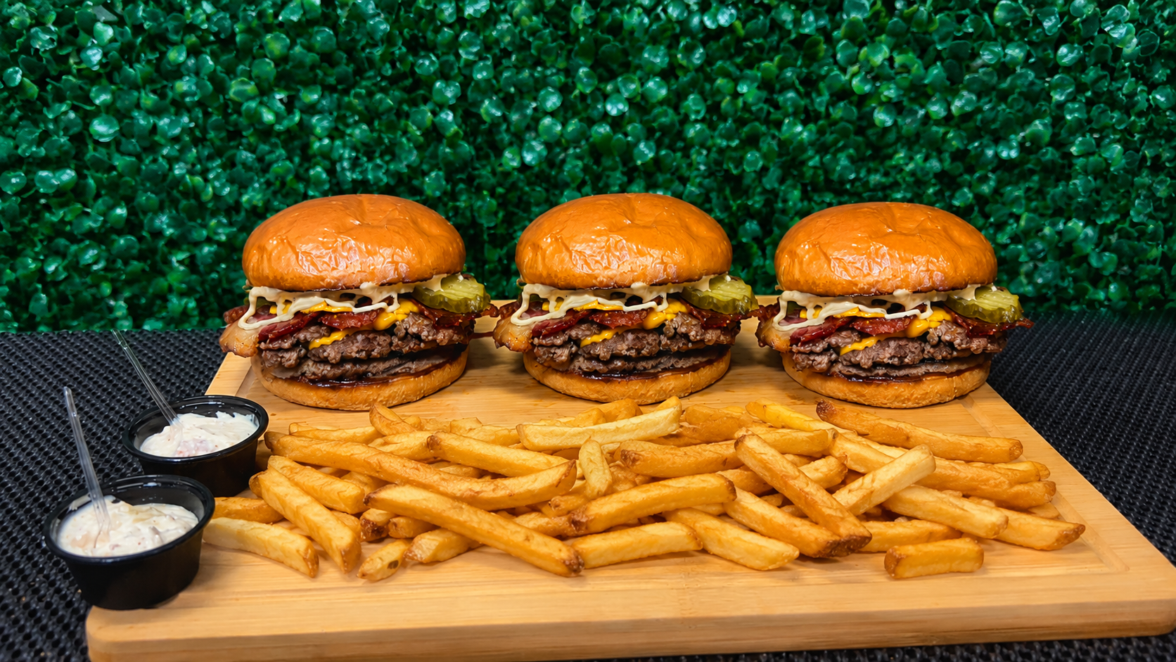 Combo Brasa Família com três burgers e fritas